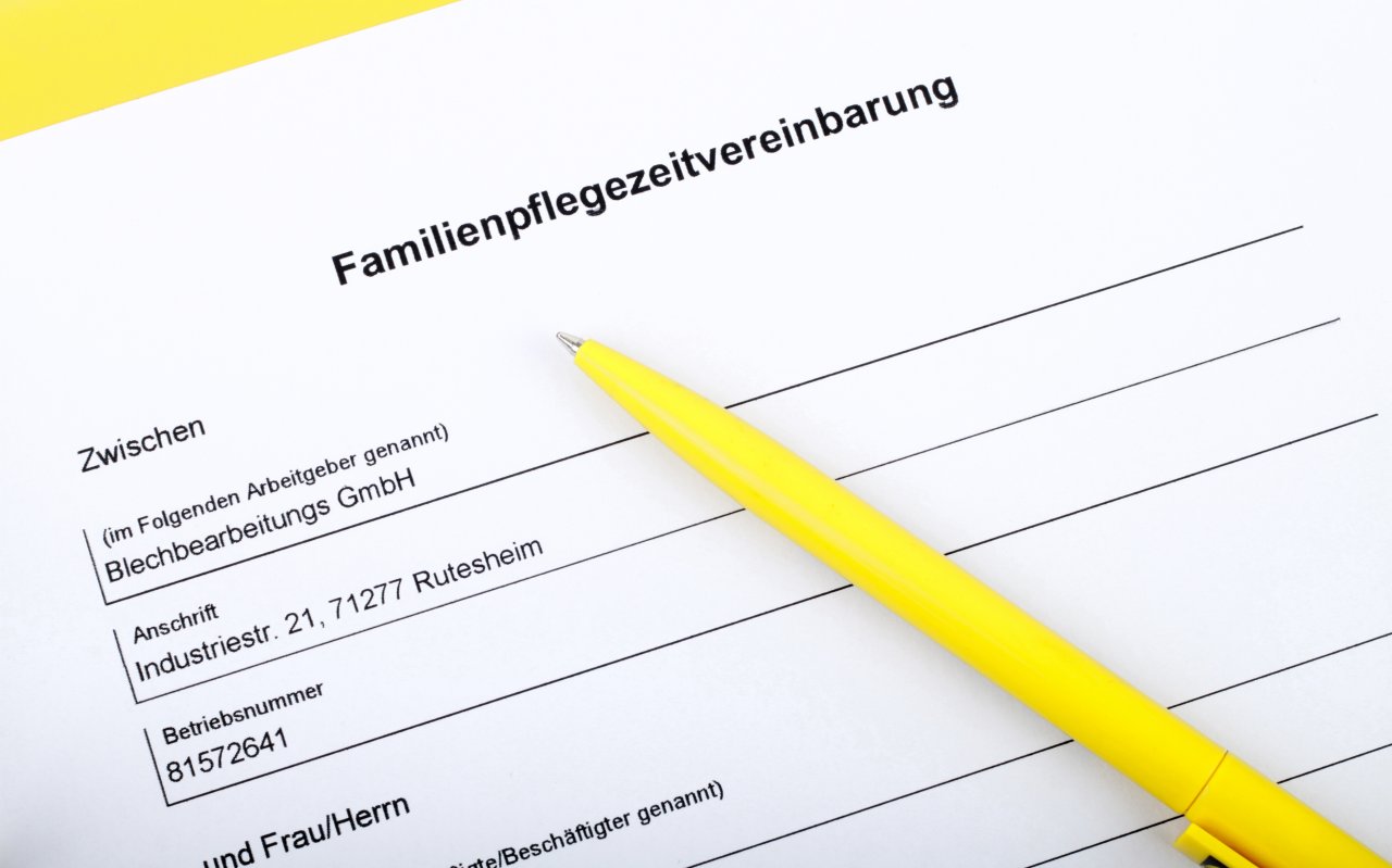 Familienpflegezeit - Das Bild zeigt einen Ausschnitt einer Familienpflegezeitvereinbarung. Auf der Vereinbarung liegt ein gelber Kugelschreiber.