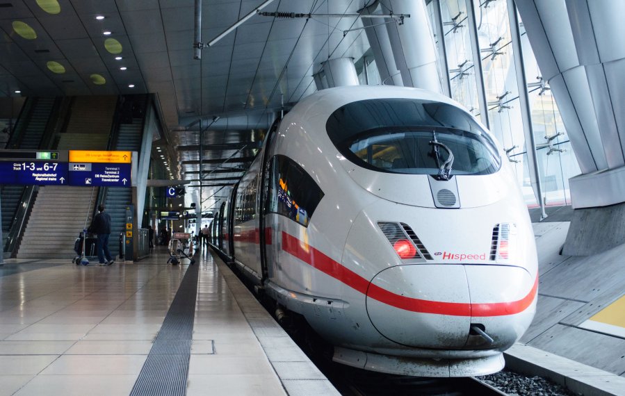 Ein Schnellzug hält am Bahnsteig am Frankfurter Flughafen-Bahnhof.