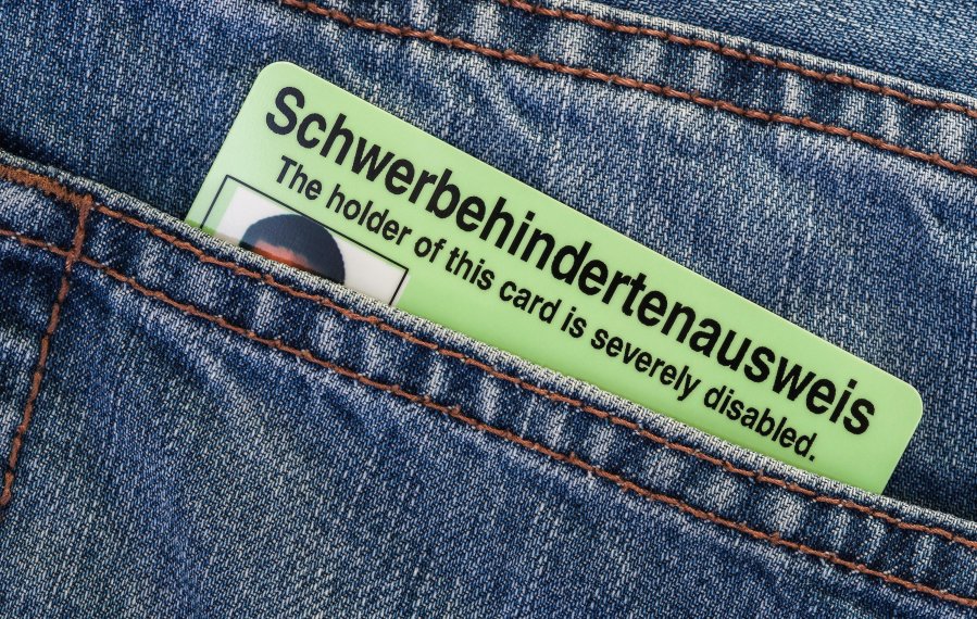 Eine Hosentasche aus der ein Schwerbehindertenausweis herausguckt.