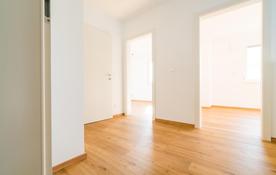 Wohnumfeldverbessernde Maßnahmen: Eine helle, kernsanierte Wohnung ohne Einrichtung.